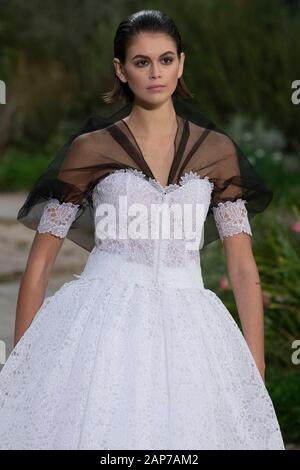 Parigi, Francia. Xxi gen, 2020. Kaia Gerber a CHANEL Haute Couture SS20 pista durante la Haute Couture Gennaio 2020 - Parigi, Francia 21/01/2020 | Utilizzo di credito in tutto il mondo: dpa/Alamy Live News Foto Stock