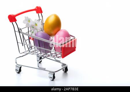 Colorate uova di pasqua nel carrello isolato su sfondo bianco. Concetto di Pasqua. Primo piano. Foto Stock