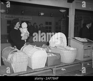 Arrivo PH-TEP dall'Iraq. Stewardesse con baby Data: 30 dicembre 1948 Location: Iraq Parole chiave: arrivo, baby Foto Stock