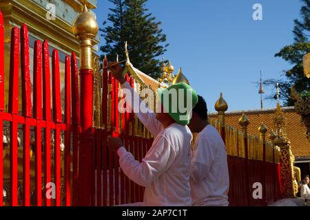 Chiang mai, Wat Phra That Doi Suthep tempio, lavoratore pittura Thailandia Foto Stock