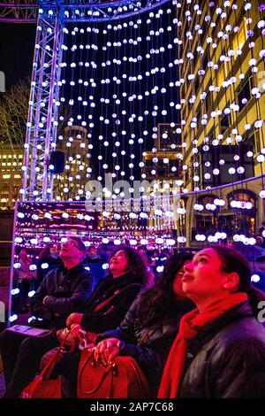 Installazione luci "Ditto" di Ithaca Studio al Canary Wharf Winter Lights Festival 2020, Londra, Regno Unito Foto Stock