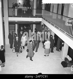 Arrivo della Unione Sovietica Emble Moisseev balletto in Rotterdam Annotazione: Igor Moiseev Aleksandrovich (Russo: Игорь Александрович Моисеев) (Kiev, 21 Gennaio 1906 - Mosca, 2 novembre 2007) era un russo coreografo di danze popolari, e che è considerato il più grande nella sua professione durante il ventesimo secolo. (Fonte: Wikipedia) Data: 19 novembre 1960 Luogo: Rotterdam, Zuid-Holland Parole chiave: data di arrivo e di partenza, le compagnie di danza Foto Stock