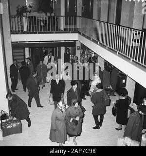 Arrivo della Unione Sovietica Emble Moisseev balletto in Rotterdam Annotazione: Igor Moiseev Aleksandrovich (Russo: Игорь Александрович Моисеев) (Kiev, 21 Gennaio 1906 - Mosca, 2 novembre 2007) era un russo coreografo di danze popolari, e che è considerato il più grande nella sua professione durante il ventesimo secolo. (Fonte: Wikipedia) Data: 19 novembre 1960 Luogo: Rotterdam, Zuid-Holland Parole chiave: data di arrivo e di partenza, le compagnie di danza Foto Stock