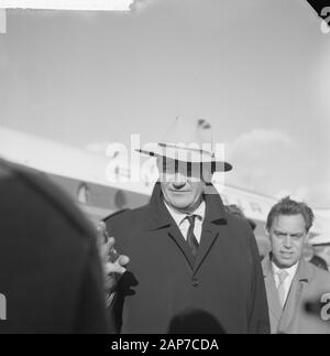 Arrivo di John Wayne a Schiphol Data: Novembre 18, 1960 Location: Noord-Holland, Schiphol Parole chiave: arrivi, attori, stelle del cinema, gli aeroporti nome personale: Wayne, John Foto Stock