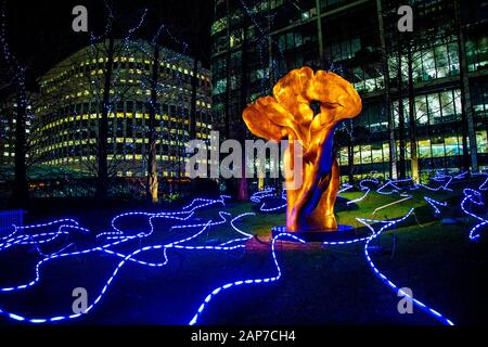 Scultura 'Fortuna' di Helaine Blumenfeld circondata da Angus Muir Design installation 'Shiggle' Canary Wharf Winter Lights Festival 2020, Londra, Regno Unito Foto Stock