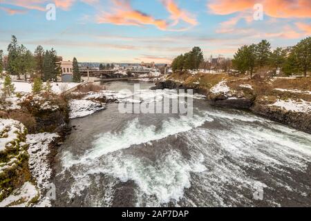 Il Ponte Post Street e la diga al Riverfront Park durante un inverno nevoso al tramonto a Spokane, Washington. Foto Stock