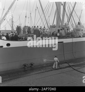 Incendio a bordo del Badagiy Palm nel Waalhaven a Rotterdam. I vigili del fuoco scendono in attesa con maschere ad ossigeno Data: Marzo 28, 1961 Location: Rotterdam, Zuid-Holland Parole chiave: incendi, vigili del fuoco nome personale: Badagiy Palm Foto Stock