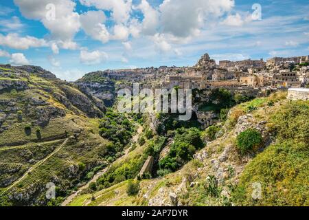 Le scogliere ripide e i canyon e le antiche Madonna de Idris chiesa rupestre nella città di Matera, Italia, nella regione Basilicata. Foto Stock