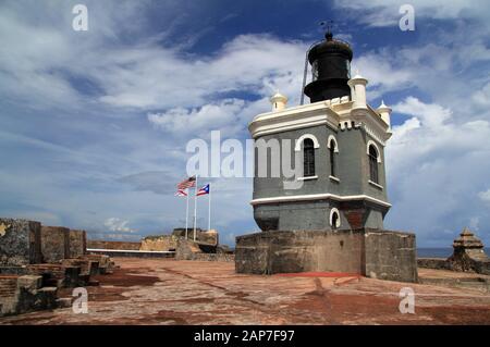 Un vecchio faro si trova in cima alla fortezza di El Morro, che si trova nella sezione coloniale di San Juan, Porto Rico Foto Stock