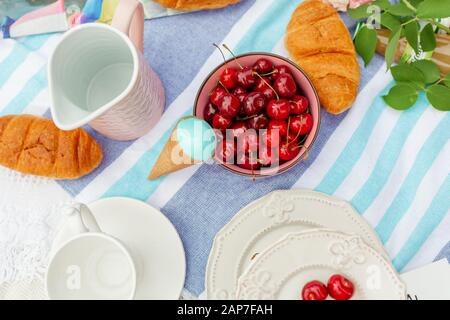Picnic estivo con ciliegie mature e gelato. Foto Stock