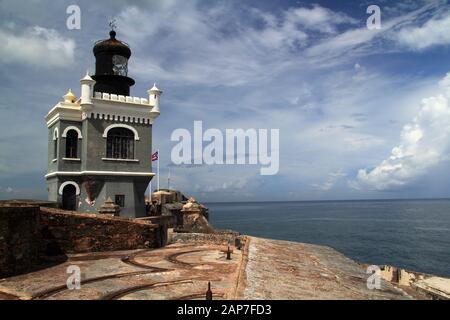 Un vecchio faro si trova in cima alla fortezza di El Morro, che si trova nella sezione coloniale di San Juan, Porto Rico Foto Stock