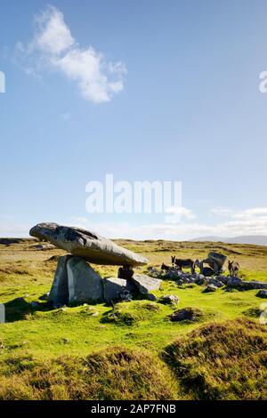 Kilclooney Più II Dg 70 preistorico Neolitico portale tomba aka Kilclooney Dolmen vicino Ardara, Donegal, Irlanda. La tomba del portale S.W. più piccola è dietro Foto Stock