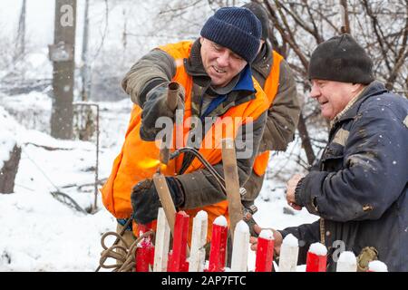 Lavoratori nei servizi municipali sono la riparazione di un tubo rotto. Foto Stock