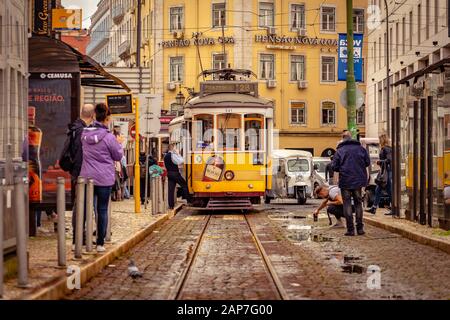 Lisbona, Portogallo - Persone che scattano foto di un tram locale Foto Stock