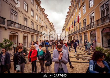 Lisbona, Portogallo - Persone che camminano lungo le strade trafficate della città Foto Stock
