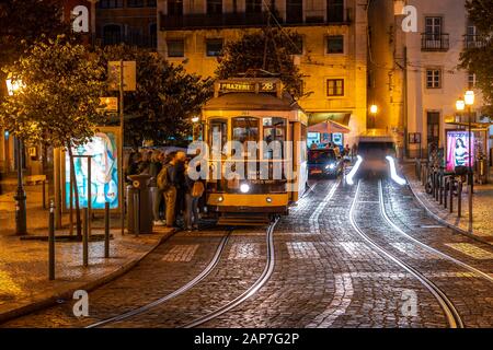 Lisbona, Portogallo - Passeggeri che salon l'iconico tram di Lisbona di notte Foto Stock