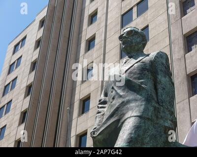 SANTIAGO DE Cile, Cile - 26 gennaio 2018: dettaglio di onument di statista cileno e figura politica. Salvador Allende Gossens in Santiago de Chil Foto Stock