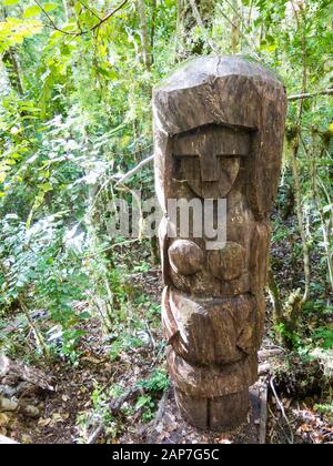 Statua in legno, nel mezzo del Huilo Huilo Riserva Biologica, che regredisce animali e mistico Mapuche caratteri dal sud del Cile. Los Ríos R Foto Stock