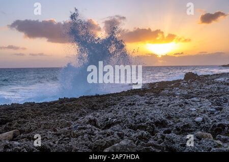 Onde che si infrangono nelle rocce del litorale, Blwhole, Grand Cayman Foto Stock