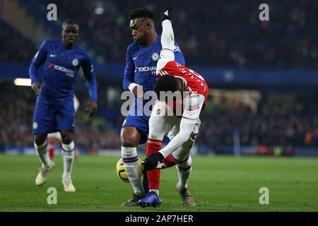 Londra, Regno Unito. 21st Gen 2020. Callum Hudson-Odoi of Chelsea affronta Alexandre Lacazette of Arsenal durante la partita della Premier League tra Chelsea e Arsenal a Stamford Bridge, Londra, martedì 21st gennaio 2020. (Credito: Jacques Feeney | MI News) solo uso editoriale. Credito: Mi News & Sport /Alamy Live News Foto Stock