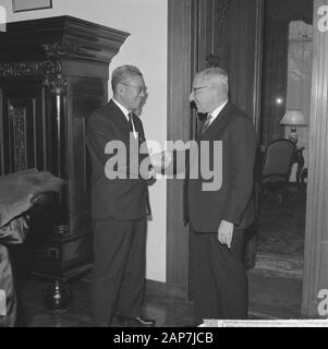 Il primo ministro Ikeda del Giappone in visita nei Paesi Bassi Descrizione: Primo Ministro Giapponese Ikeda è ricevuto dal Primo Ministro De Quay Data: 21 novembre 1962 Luogo: L'Aia, Zuid-Holland Parole chiave: ministri presidenti nome personale: Ikeda, Hayato, Quay, J.E. de Foto Stock