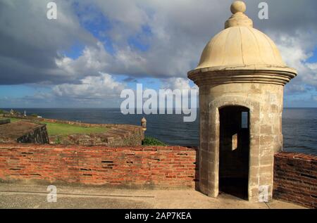 Enormi mura punteggiate da numerose casse di sentori, conosciute in spagnolo come guaritas, circondano la città portuale caraibica della vecchia San Juan a Puerto Rico Foto Stock