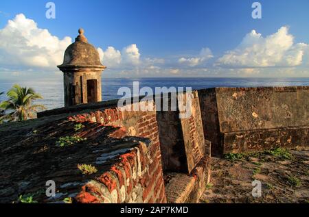 Enormi mura punteggiate da numerose casse di sentori, conosciute in spagnolo come guaritas, circondano la città portuale caraibica della vecchia San Juan a Puerto Rico Foto Stock
