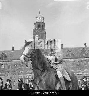 Coolsingel van Rotterdam, una delegazione Berkel-Rodenr a cavallo per raccontare il comune questa notizia Data: giugno 8, 1963 Posizione: Berkel-Rodenrijs, Rotterdam Parole chiave: le delegazioni, comuni nome personale: Coolsingel Foto Stock