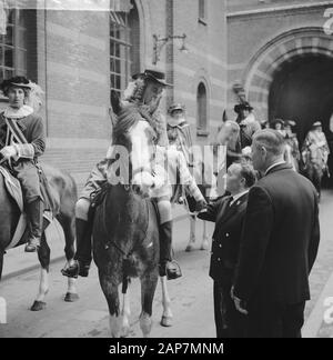 Coolsingel van Rotterdam, una delegazione Berkel-Rodenr a cavallo per raccontare il comune questa notizia Data: giugno 8, 1963 Posizione: Berkel-Rodenrijs, Rotterdam Parole chiave: le delegazioni, comuni nome personale: Coolsingel Foto Stock