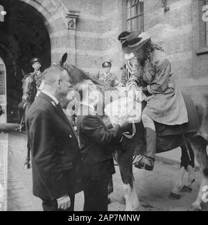 Coolsingel van Rotterdam, una delegazione Berkel-Rodenr a cavallo per raccontare il comune questa notizia Data: giugno 8, 1963 Posizione: Berkel-Rodenrijs, Rotterdam Parole chiave: le delegazioni, comuni nome personale: Coolsingel Foto Stock