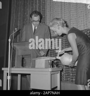 La principessa Cinestud 1963 Judith Bosch offre Godfried Bomans un bicchiere di ciliegia per data: 13 settembre 1963 Persona nome: Bomans, Godfried, Bosch, Judith Foto Stock