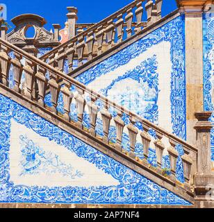 Scalinata decorata con piastrelle, Estoi Palace, Estoi, Algarve, Portogallo, Europa Foto Stock