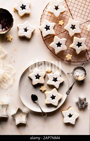 Confettura di lamponi riempito Linzer Cookies - Senza glutine Foto Stock