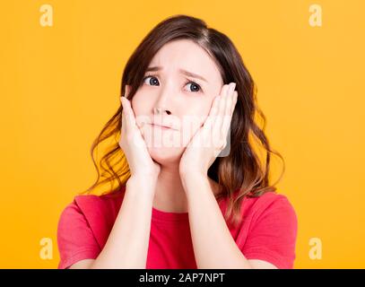 Ritratto di un sconvolto insoddisfatto di donna asiatica Foto Stock