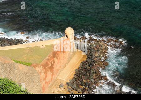 Uno dei luoghi di interesse più famosi di San Juan, Puerto Rico, è la Guarita del Diablo, o la Devil's Sentry Box, che fa parte del Castillo San Cristobal Foto Stock