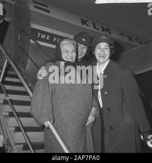 Anna Strik rifugiati olandese da Atene dopo 43 anni indietro. Un caloroso benvenuto ai bambini di famiglie e sorelle per gli arrivi Data: 2 dicembre 1963 Parole chiave: bambini, ricevute, rifugiati, famiglie Foto Stock