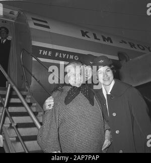 Anna Strik rifugiati olandese da Atene dopo 43 anni indietro. Un caloroso benvenuto ai bambini di famiglie e sorelle per gli arrivi Data: 2 dicembre 1963 Parole chiave: bambini, ricevute, rifugiati, famiglie Foto Stock