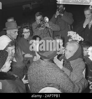 Anna Strik rifugiati olandese da Atene dopo 43 anni indietro. Uno dei nipoti di Anna Strik è abbracciato Data: 2 dicembre 1963 Parole chiave: i rifugiati Foto Stock