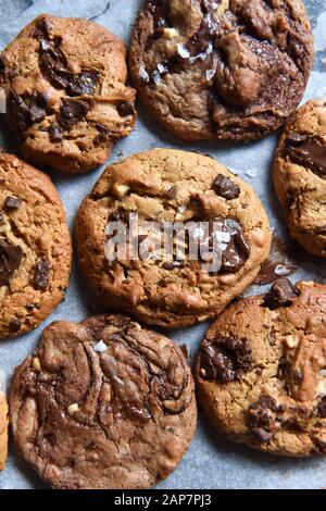 Choc chip cookies sulla carta oleata Foto Stock