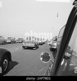 Boulevard Scheveningen op uit Trekkenden in hot Weather Data: 24 Marzo 1964 Località: Scheveningen, Zuid-Holland Parole Chiave: Boulevards Foto Stock