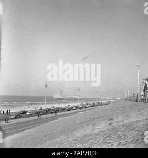 Boulevard Scheveningen op uit Trekkenden in hot Weather Data: 24 Marzo 1964 Località: Scheveningen, Zuid-Holland Parole Chiave: Boulevards Foto Stock