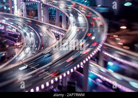 Shanghai città occupato intersezione traffico cittadino in movimento di notte Foto Stock