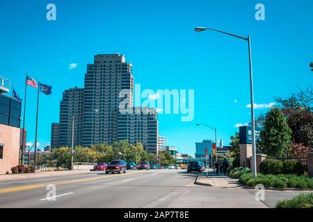 Scatto di entrata nel centro di Grand Rapids Michigan da Fulton Street sul lato ovest del Grand River Foto Stock