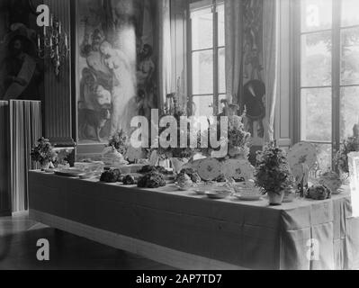 Gift table in Palace Huis ten Bosch in occasione del matrimonio di 12,5 anni tra la Regina Juliana e il Principe Bernhard Data: 8 luglio 1949 Nome dell'istituzione: Palace Huis ten Bosch Foto Stock