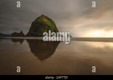 Foto a riflessione di Haystack Rock situato a Cannon Beach, Oregon. Foto Stock