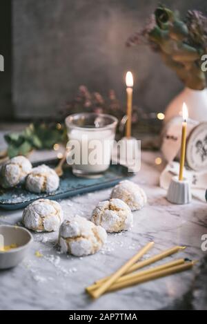 Biscotti al limone Crinkle fatti per Natale Foto Stock