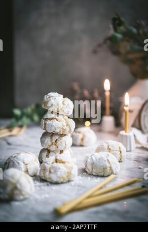 Biscotti al limone Crinkle fatti per Natale Foto Stock