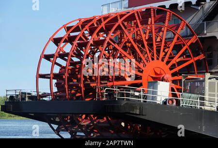 Chiusura del rosso grande ruota a pale di un classico di grande fiume barca pedalo' Foto Stock