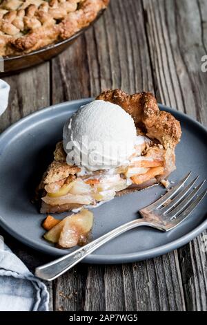 Torta di vaniglia, pera e persimmone Foto Stock