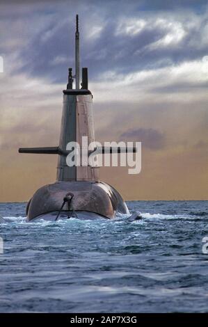 Una vista posteriore di un sottomarino elettrico diesel australiano di classe Collins della Marina in mare. Foto Stock